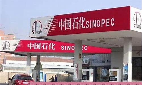 油价涨了油门踩着心疼_油价涨得快不敢踩离合